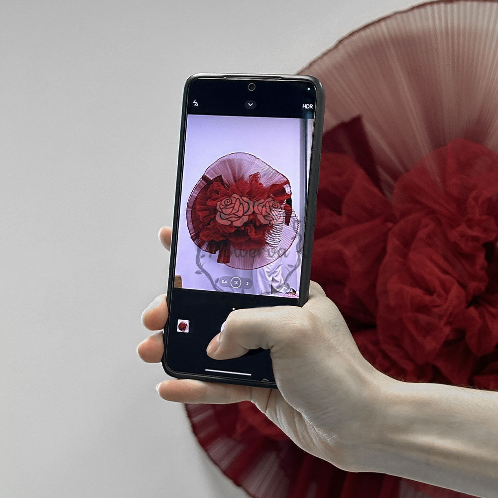 Tissu plissé rouge vin grand bouquet design