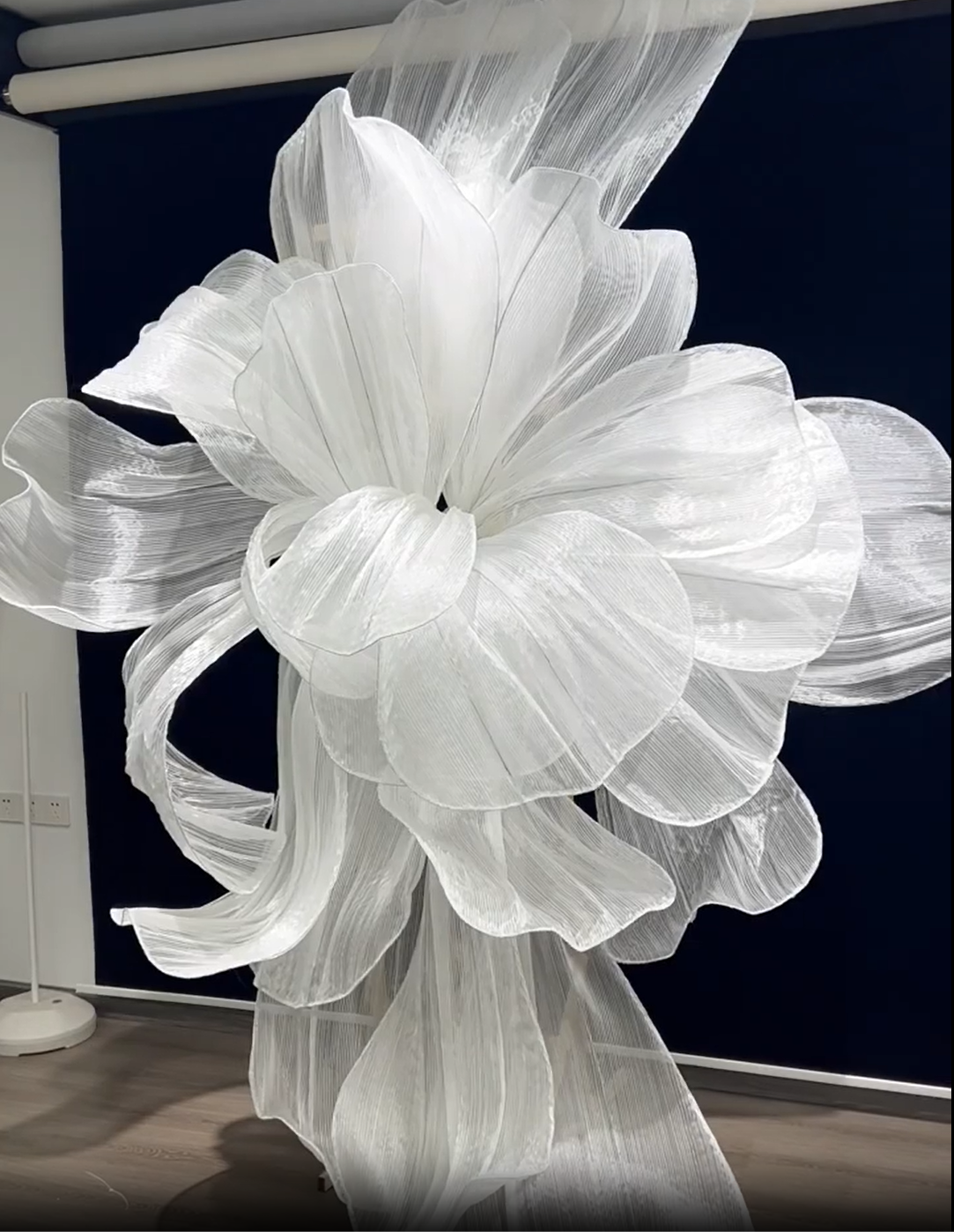 Flowerva Cloud Veil Oversized Statement Bloom